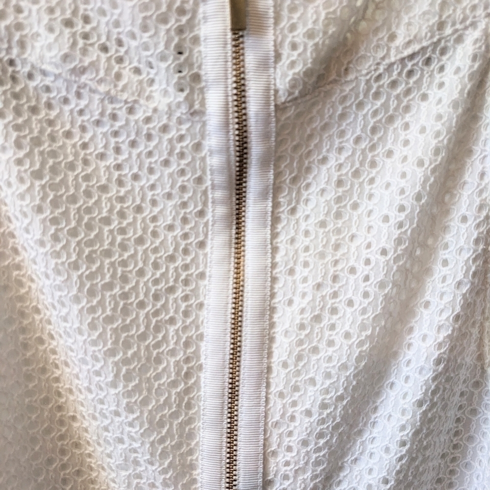 BANANA REPUBLIC, fitted, eyelet sleeveless top, gold back zipper, Size 8. White. - Picture 5 of 8